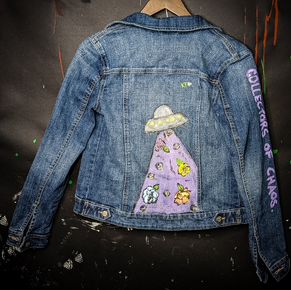 Intergalactic Beauty - UFO & Flowers hand painted, upcycled, denim jacket Size S - Picture 3 of 5